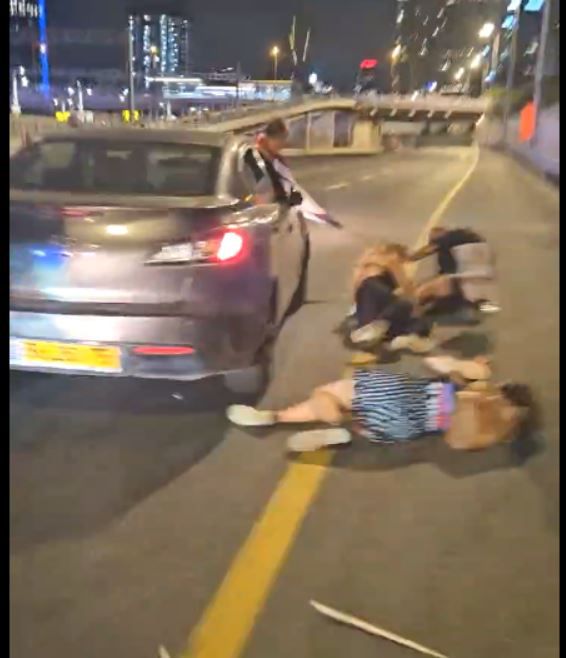 צפו בתיעוד: רכב דרס מפגינים באיילון