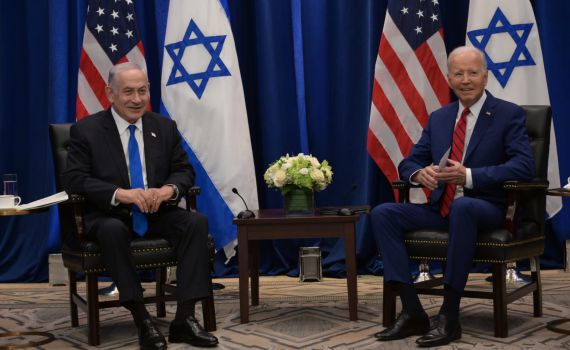 ביידן לימין נתניהו: מה שקורה בעזה – לא רצח עם