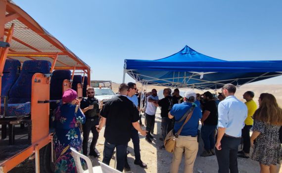 פלסטינים הגיעו "לפוצץ" סיור של מועצת יש"ע. צפו