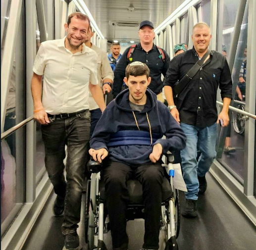 מרגש: פצוע הפיגוע בניה פרץ חזר לארץ. צפו