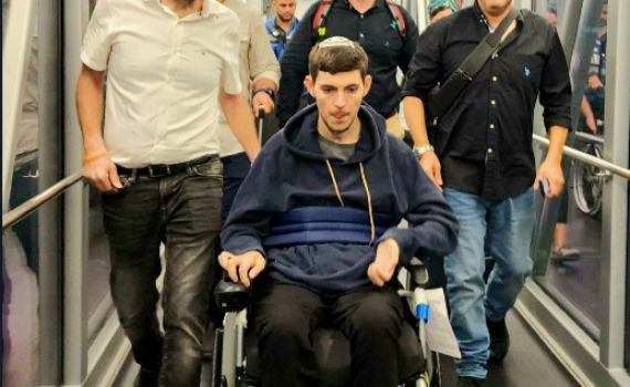 מרגש: פצוע הפיגוע בניה פרץ חזר לארץ. צפו