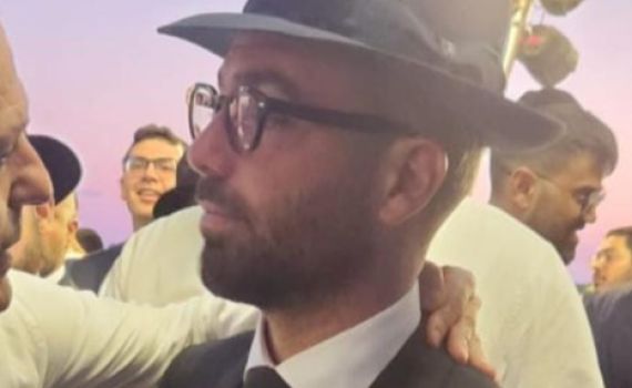 מזהים? כך עומר אדם הגיע לחתונה הסודית. צפו