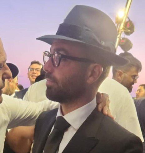 מזהים? כך עומר אדם הגיע לחתונה הסודית. צפו