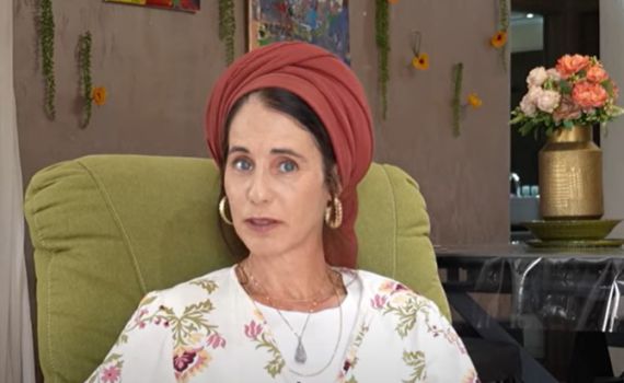 החתונה המפתיעה של המוזיקאית הסרוגה. צפו