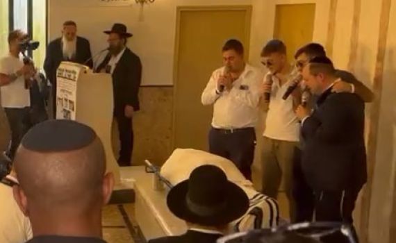 מרגש | בניו של דדי גראוכר שרים בדמעות את שיריו.צפו