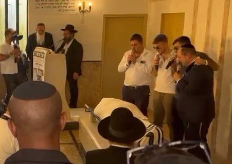 מרגש | בניו של דדי גראוכר שרים בדמעות את שיריו.צפו