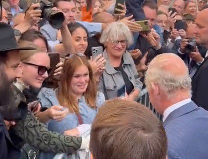 קידוש השם: החרדיה לא לחצה יד למלך צ'ארלס. צפו