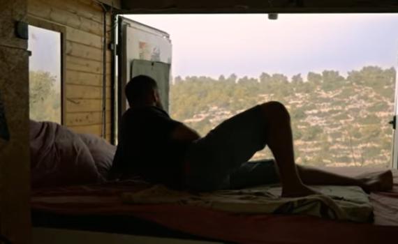 סוכת ארעי? האיש שגר במשאית כל השנה. צפו