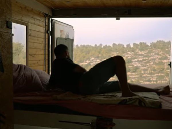 סוכת ארעי? האיש שגר במשאית כל השנה. צפו