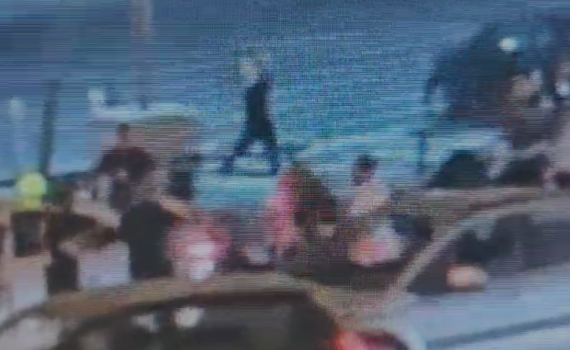 אישום: היכה רוכב קטנוע באמצעות קסדה וחנק אותו