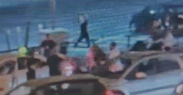 אישום: היכה רוכב קטנוע באמצעות קסדה וחנק אותו