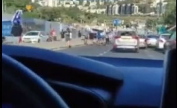 כתב אישום נגד המפגין שניפץ את שמשת המכונית