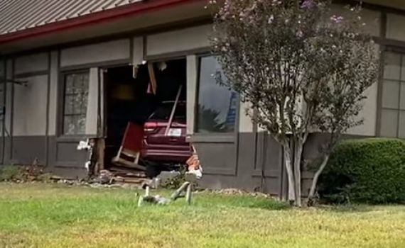 טקסס: רכב נכנס לתוך מסעדה, 23 פצועים במקום