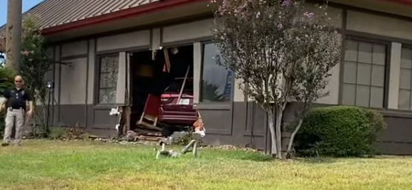 טקסס: רכב נכנס לתוך מסעדה, 23 פצועים במקום