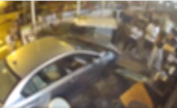 נהג רכב איבד שליטה והתפרץ לבר בגבעתיים| צפו