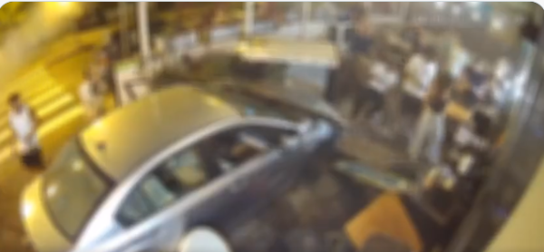 נהג רכב איבד שליטה והתפרץ לבר בגבעתיים| צפו