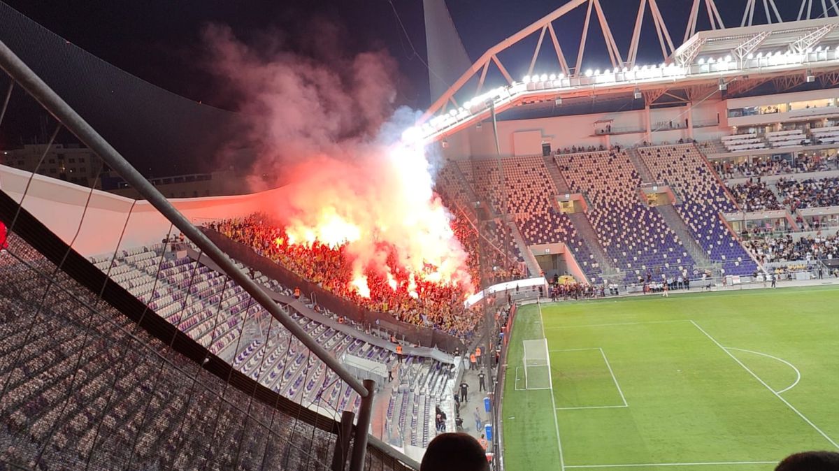 אוהד כדורגל הדליק אבוקה במהלך משחק ונעצר