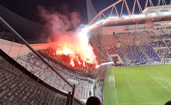 אוהד כדורגל הדליק אבוקה במהלך משחק ונעצר