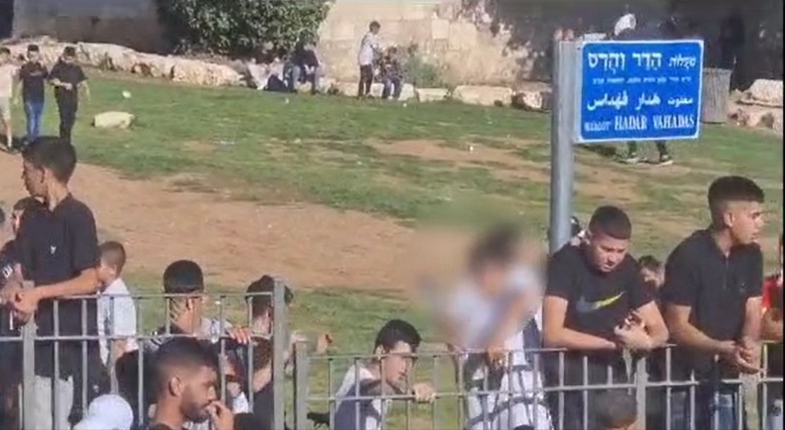 צפו: ערבים השליכו חפצים לעבר שוטרים בשער שכם