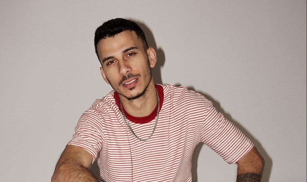 "תעזבי אותי": אבי אבורומי חוזר אחורה בזמן בסינגל חדש