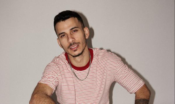 "תעזבי אותי": אבי אבורומי חוזר אחורה בזמן בסינגל חדש