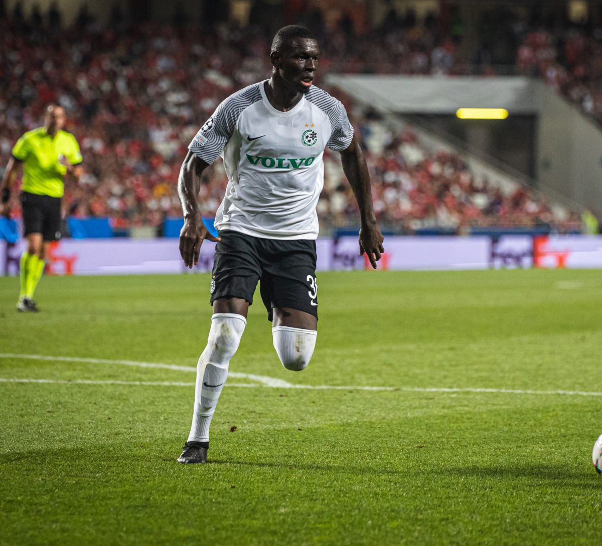 הרגע הויראלי של שחקן מכבי חיפה מול כוכב סנגל