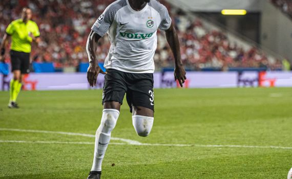 הרגע הויראלי של שחקן מכבי חיפה מול כוכב סנגל