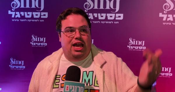 מצחיק: אוראל צברי בחיקוי מהתפילות בימים נוראים | צפו