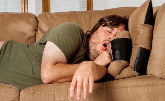 בת הזוג שלחה אתכם לישון בסלון? יש פתרון לנחירות