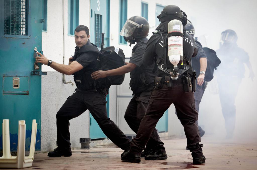 הסוהרים תפסו סמים; האסירים החלו בהתפרעות