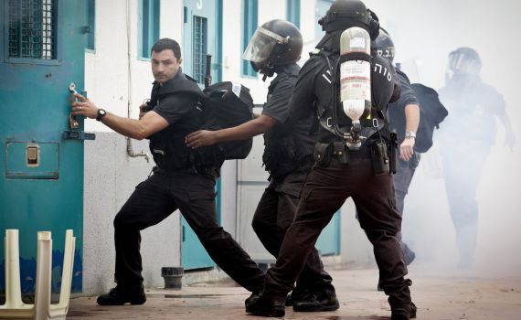 הסוהרים תפסו סמים; האסירים החלו בהתפרעות