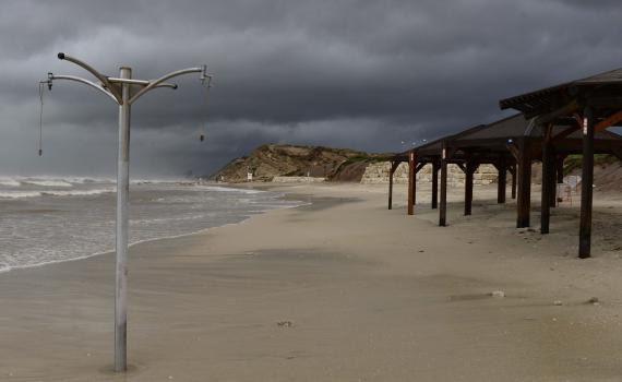 בשל מזג האוויר: אזהרת רחצה בחופי גוש דן וחיפה