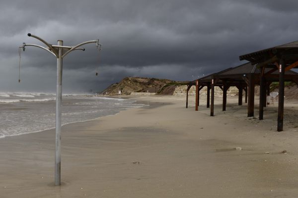 בשל מזג האוויר: אזהרת רחצה בחופי גוש דן וחיפה