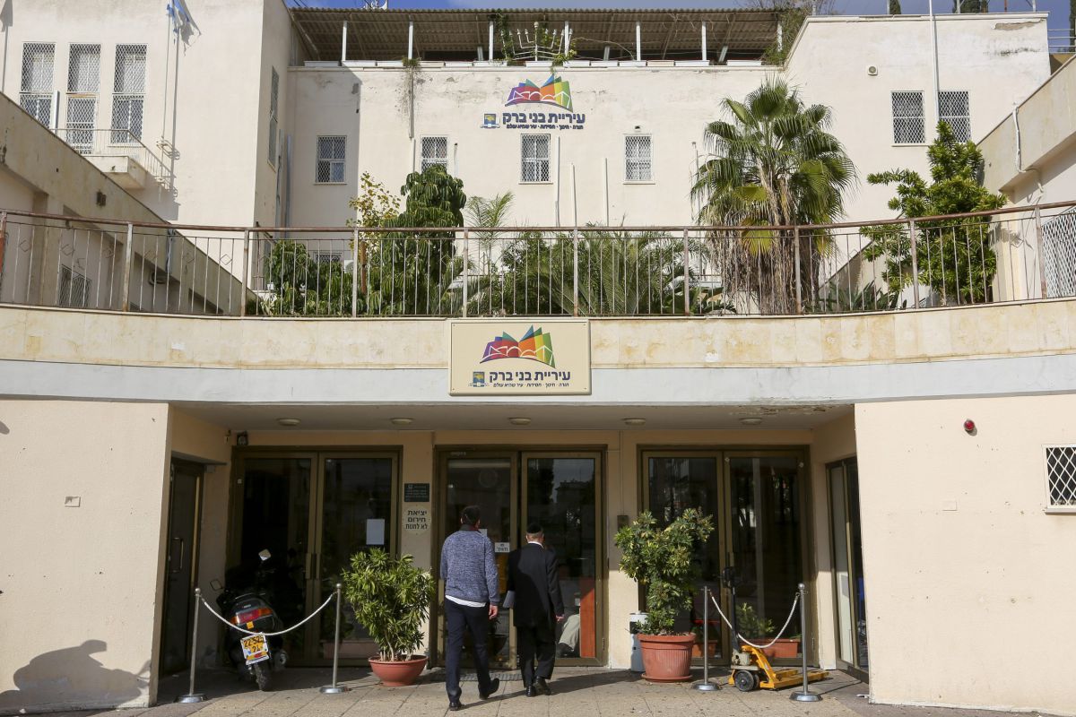 בבני ברק מכחישים: לא אישרנו עבודות בשבת