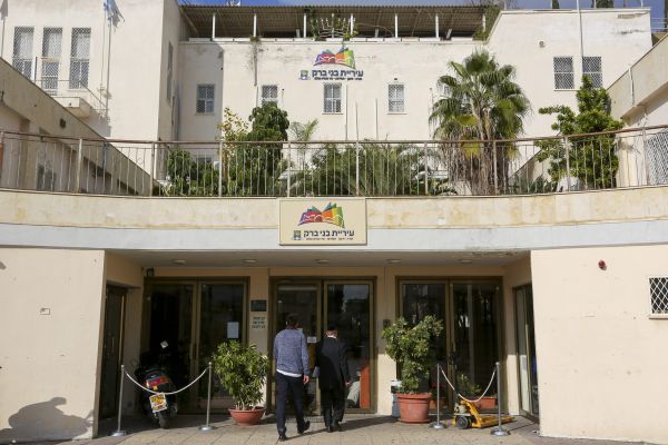 בבני ברק מכחישים: לא אישרנו עבודות בשבת