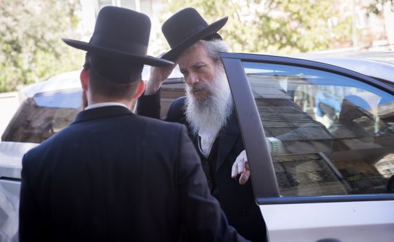 המלחמה בבני ברק: מצופפים שורות נגד בוסו