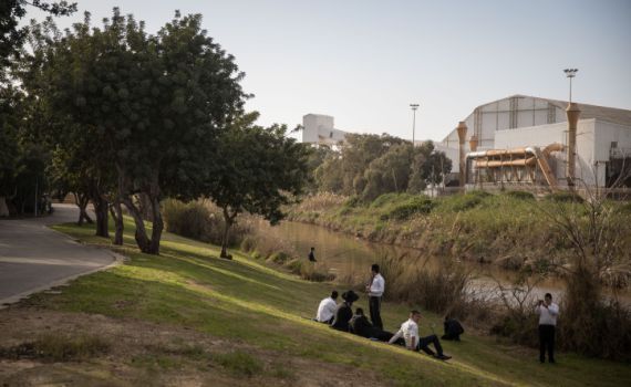אישה נמצאה מחוסרת הכרה בגינה ציבורית, מצבה אנוש