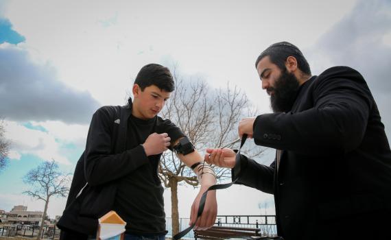 צפו: מנהל בית ספר אסר על תלמיד להניח תפילין