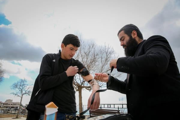 צפו: מנהל בית ספר אסר על תלמיד להניח תפילין