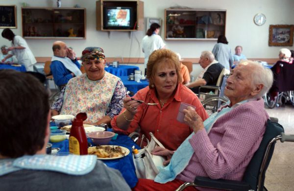 לפני החגים: משרד הרווחה בפניה לאזרחים הוותיקים
