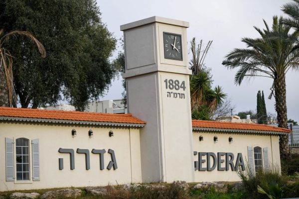 המועמד הסרוג הבטיח לסייע לקהילה הדתית וחטף נאצות