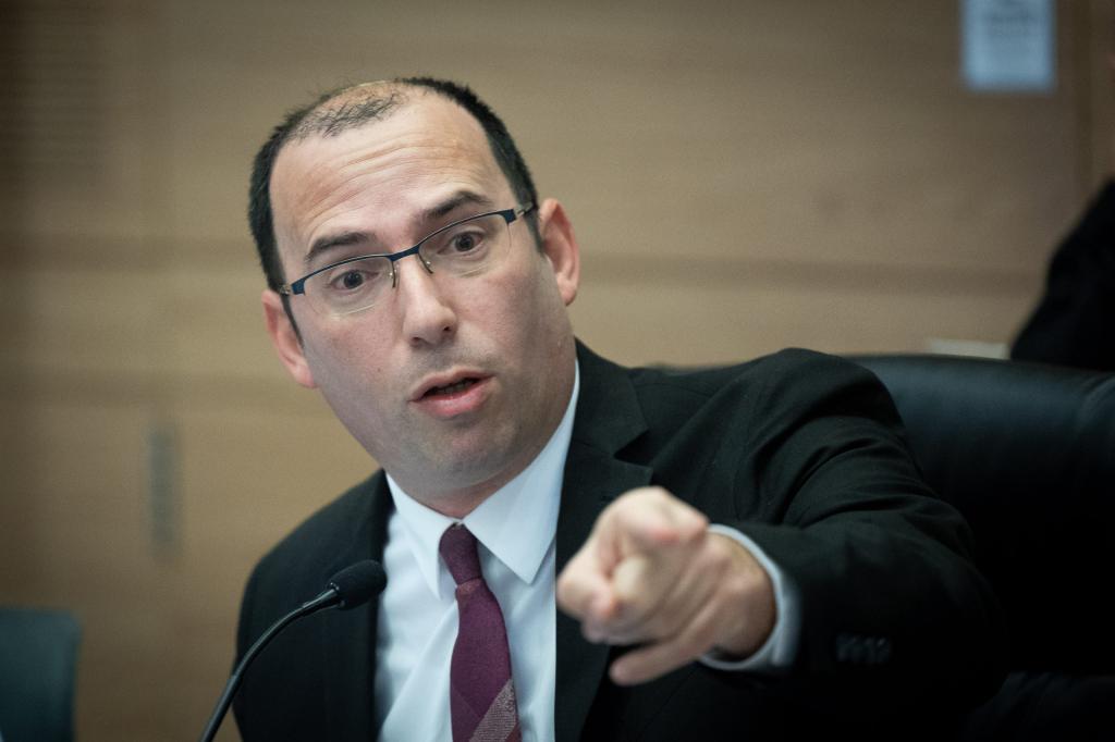 אירוע חריג בירושלים: נער שלף סכין ואיים על רוטמן