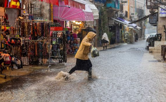 נזקי הסופה: בור נפער בהרצליה, הרחוב נחסם לתנועה