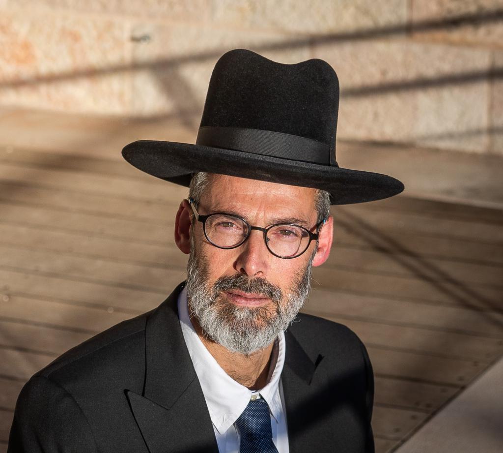 "נשיקת עקרב" | התמיכה ברב מאיר כהנא דווקא גורמת לו נזק