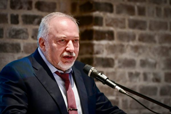 ליברמן: יש להתנות סיוע הומניטרי בביקור החטופים