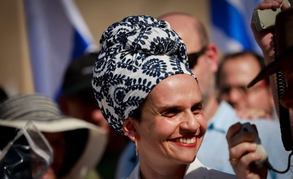 אשת התקשורת נפגשה עם האלוף – בתה הפגינה נגד הפגישה