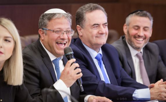 סקר מנדטים: גוש הימין מזנק; גנץ מביס את לפיד