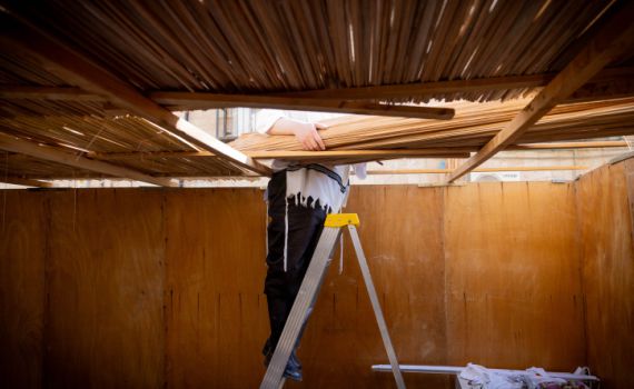 גבר נפל מסולם כשבנה סוכה, מצבו קשה