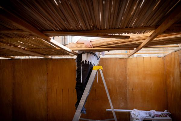 גבר נפל מסולם כשבנה סוכה, מצבו קשה