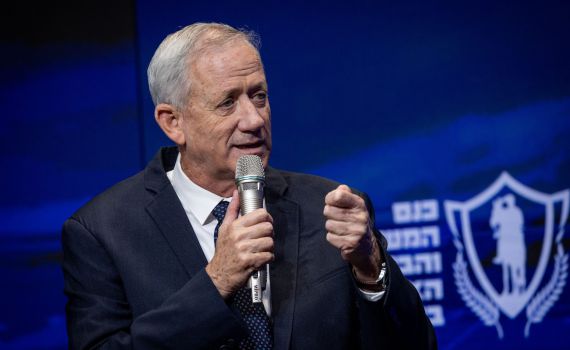 גנץ מגיב לגלנט: "כל החברה הישראלית צריכה לשרת"